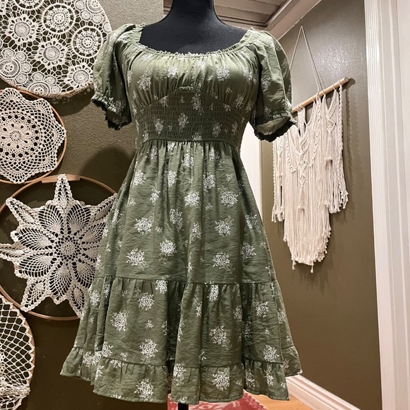 Heperus Green Floral Smocked Puff Sleeve Mini Dress – Size M - Picture 3 of 13